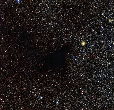 Ciemna mgławica LDN 483 sfotografowana za pomocą 2,2-metrowego teleskopu MPG/ESO w Obserwatorium La Silla.