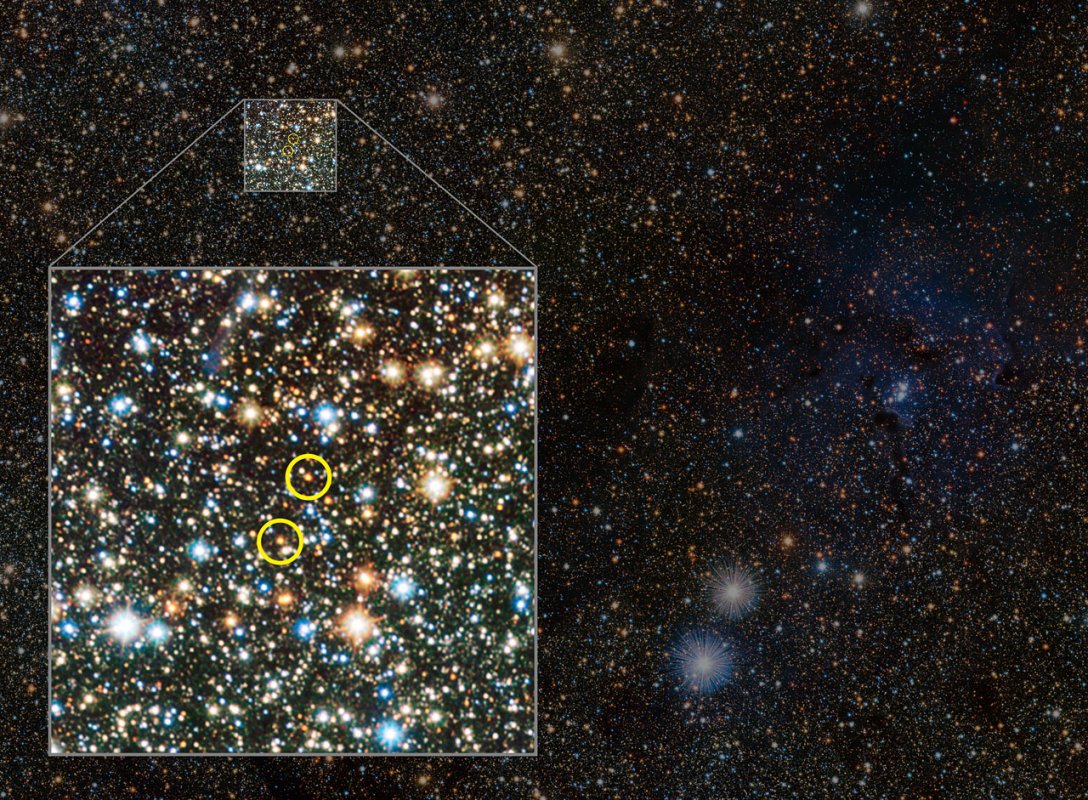 Zdjęcie w podczerwieni przedstawiające Mgławicę Trójlistna Koniczyna. Na powiększeniu zaznaczono dwie cefeidy leżące daleko za mgławicą. Źródło: ESO/VVV consortium/D. Minniti