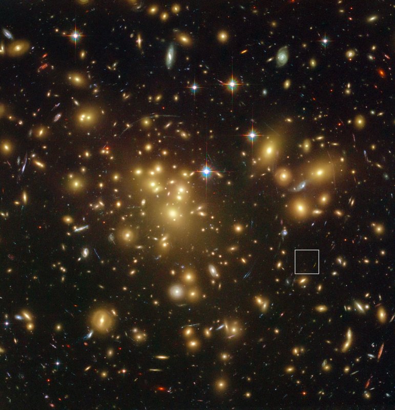  Jedna z najdalszych zaobserwowanych galaktyk umożliwiła astronomom wykrycie po raz pierwszy pyłu w tak odległym systemie formującym gwiazdy oraz ciekawego dowodu na błyskawiczną ewolucję galaktyk po Wielkim Wybuchu. Do najnowszych obserwacji wykorzystano ALMA, aby zarejestrować słaby blask od zimnego pyłu galaktyce A1689-zD1 oraz teleskop VLT, aby zmierzyć odległość do niej.  Zespół astronomów, którym kierował Darach Watson z Uniwersytetu Kopenhaskiego, wykorzystał Bardzo Duży Teleskop (VLT) i pracujący na
