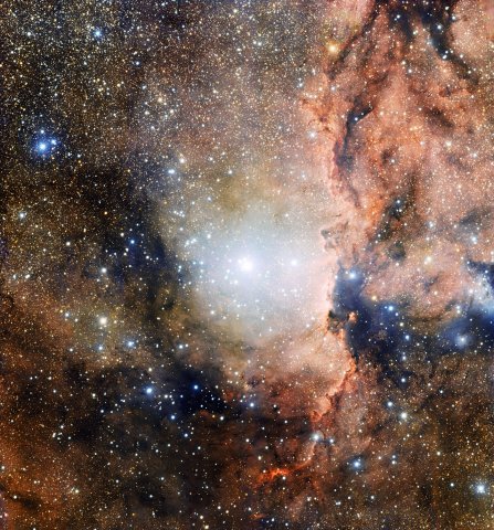 Fragment asocjacji gwiazdowej Ara OB1. W centrum gromada otwarta NGC 6193, a po prawej mgławica emisyjna NGC 6188. Źródło: ESO