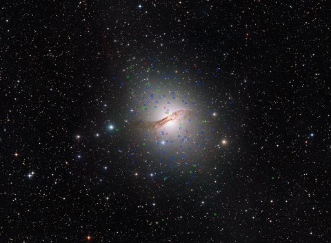 Galaktyka eliptyczna Centaurus A (NGC 5218). Zaznaczono gromady zbadane za pomocą teleskopu VLT