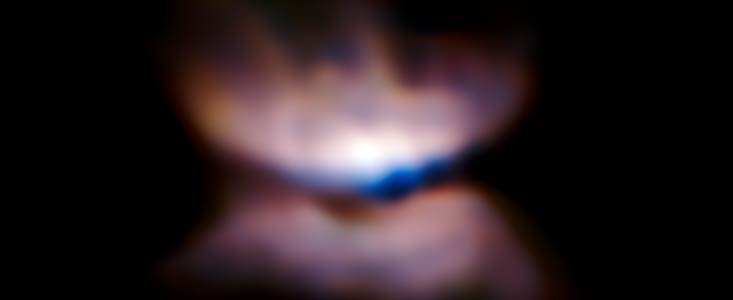 Początki narodzin mgławicy planetarnej z czerwonego olbrzyma L2 Puppis (Rufa). Źródło: ESO / P. Kervella.