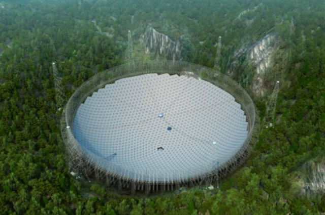 Wizja artystyczna – tak mniej więcej wyglądać będzie FAST (Five-hundred-meter Aperture Spherical Telescope). Źródło: Arxiv.