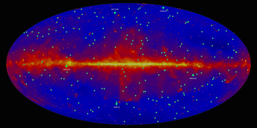 Zielone kropki to lokalizacje 186 błysków gamma zaobserwowanych przez teleskop Fermi LAT. Najciekawsze błyski gamma są dodatkowo wyróżnione.