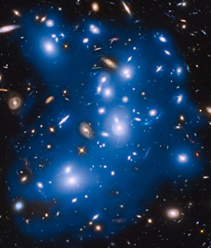 Masywna gromada galaktyk Abell 2744, nazywana Gromadą Pandory,  uwieczniona przez Kosmiczny Teleskop Hubble'a. Źródło: NASA, ESA, M. Montes (IAC) oraz J. Lotz, M. Mountain, A. Koekemoer, oraz HFF Team (STScI)