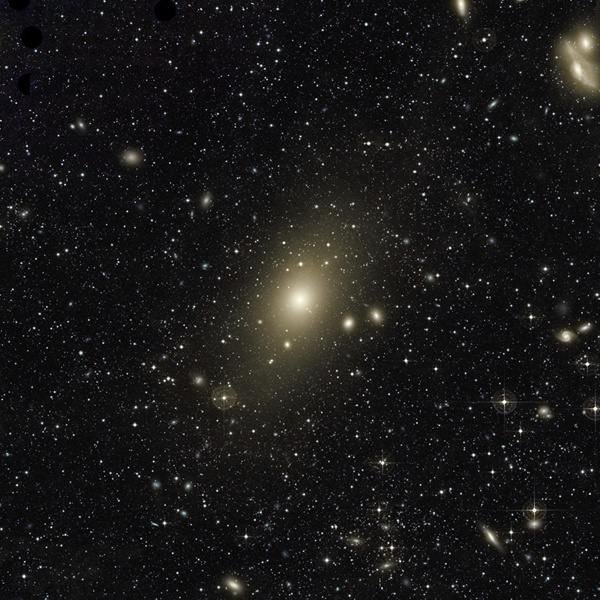 Wielka otoczka halo wokół gigantycznej galaktyki eliptycznej M87. Nadwyżka światła w prawej, górnej części tego halo, podobnie jak i ruch mgławicy planetarnej w tej galaktyce, są ostatnimi oznakami tego, że z M87 musiała  jakiś czas temu zderzyć się z inną galaktyką o wielkości pośredniej