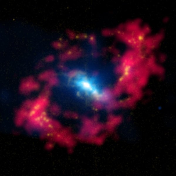 Galaktyka NGC 4151 zwana "Okiem Saurona" ze względu na podobieństwo do postaci z filmu „Lord of the Rings”. Widoczna jest tutaj supermasywna czarna dziura, wciąż bardzo aktywna i zasysająca gaz i pył ze swojego otoczenia. 