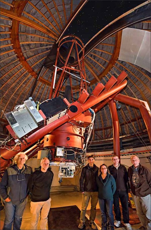 Zespół NIROSETI wraz z nowym detektorem podczerwieni, zainstalowanym w kopule teleskopu w Obserwatorium Licka. Od lewej: Remington Stone, Dan Wertheimer, Jérome Maire, Shelley Wright, Patrick Dorval i Richard Treffers. Źródło: Laurie Hatch.