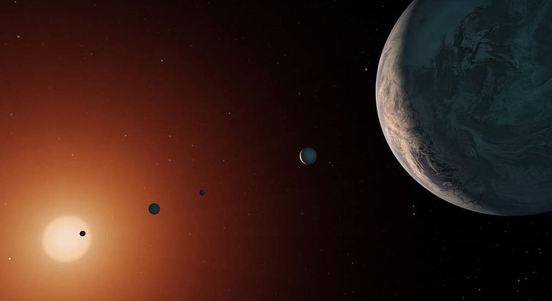 Wizja artystyczna dotycząca tego, jak mógłby wyglądać układ słoneczny TRAPPIST-1.