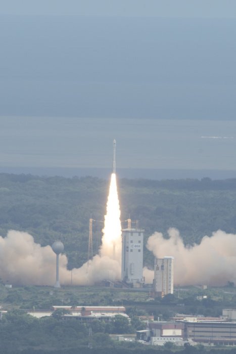 Rakieta Vega VV04 wynosząca na orbitę eksperymentalny statek kosmiczny ESA, IXV. Kosmodrom Kourou, Gujana Francuska