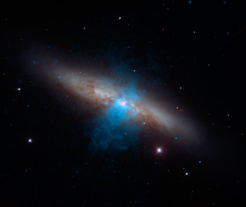 W centrum galaktyki M82 skrywa się potężny pulsar (kolor różowy na rysunku). Obiekt ten obserwowany był przez należącą do NASA misję NuSTAR