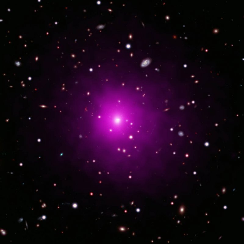 Galaktyka eliptyczna w gromadzie galaktyk Abell 2261.