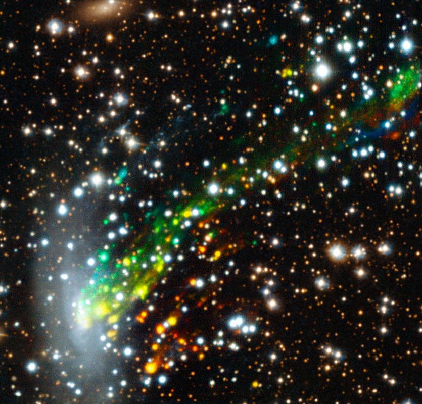  Instrument MUSE na teleskopie VLT posłużyć do obserwacji gazu wyrwanego z galaktyki ESO 137-001. Kolorami pokazano ruchy gazu: czerwony to materia oddalająca się od Ziemi, a niebieski - zbliżająca się.