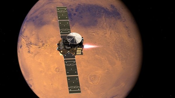 Artystyczna wizja sondy ExoMars Trace Gas Orbiter odpalającej swe główne silniki.