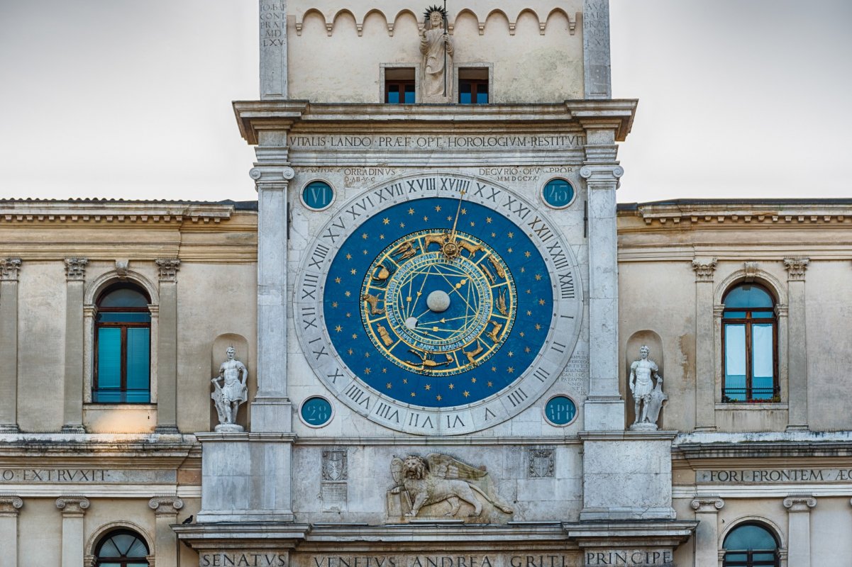 Zegar wieżowy z astronomicznątarczą (Padwa we Włoszech)
