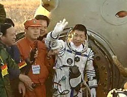 Yang Liwei po wyjściu z kapsuły. 