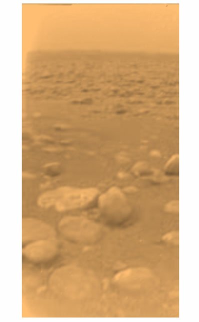 Obraz Tytana przekazany przez próbnik Huygens po obróbce fotograficznej. Poczatkowo myślano, że są to skały lub bloki lodu, wydaje się, że są to raczej kamyki o rozmiarach kilku-, kilkunastu cm. Powierzchnia jest ciemniejsza niż uprzednio myślano, jest mieszaniną lodu wodnego i zestalonego węglowodoru. Ślady erozji wskazują na możliwą działalność wody. Fot. ESA/NASA/University of Arizona
