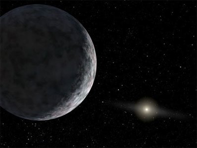  Koncepcja artysty ukazująca planetę oznaczoną numerem katalogowym 2003UB313 na samotnych, mroźnych rubieżach naszego Układu Słonecznego. Słońce widać w oddali. Nowa planeta, która dopiero zostanie formalnie nazwana, jest conajmniej rozmiarów Plutona i około trzy razy bardziej od niego odległa. Jest bardzo zimna i ciemna. Planeta została odkryta teleskopem Samuela Oschina w obserwatorium Mount Palomar niedaleko San Diego w Kalifornii 8 stycznia 2005 roku. Źródło: NASA/JPL-Caltech.