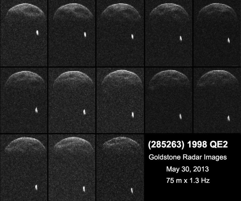 Pierwsze obrazy radarowe asteroidy 1998 QE2, uzyskane, gdy obiekt ten znajdywał się bardzo blisko – w odległości około 6 milionów kilometrów od Ziemi. Mała, jasna kropka w prawym dolnym rogu zdjęcia to drobny satelita okrążający asteroidę 1998 QE2. Źródło: NASA/JPL-Caltech/GSSR 