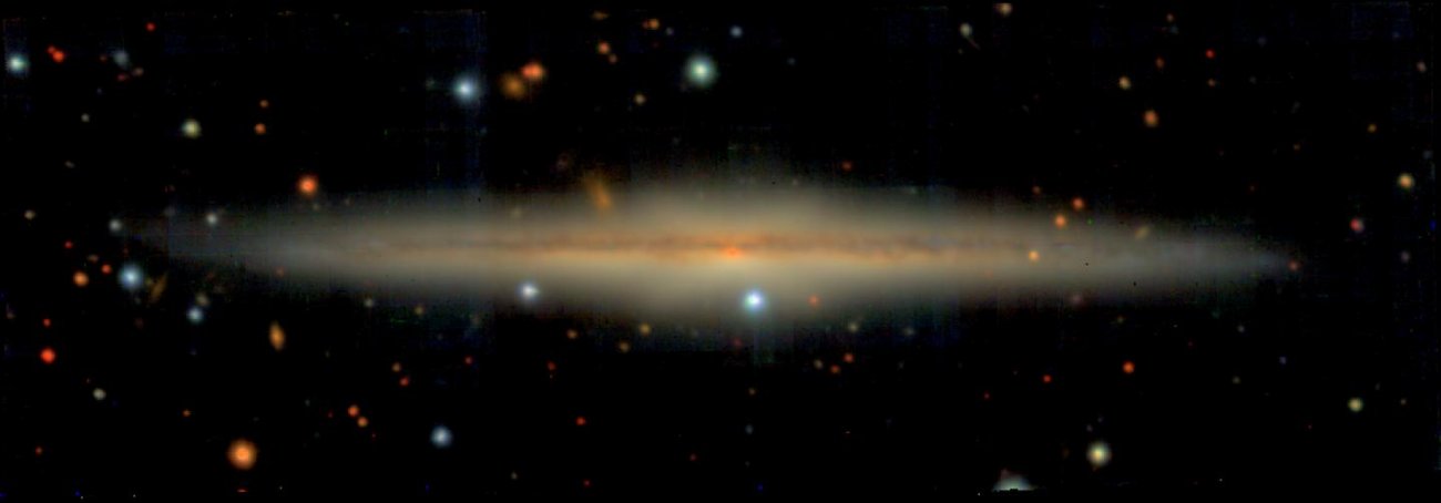 Galaktyka UGC 10738, widziana bokiem przez VLT.