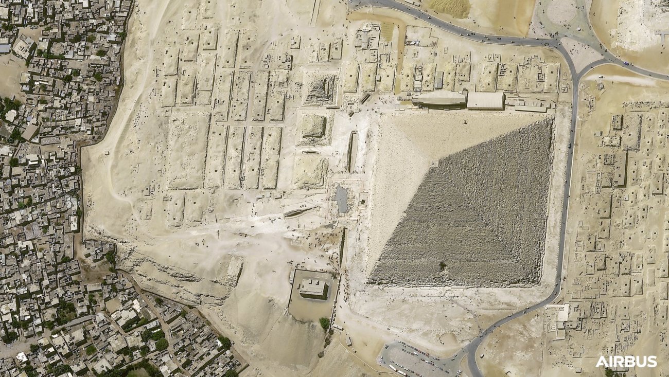 Piramida Cheopsa, Kair, zdjęcie w oryginalnej jakości 30cm, zrobione przez satelitę Pléiades Neo 3, copyright Airbus DS 2021