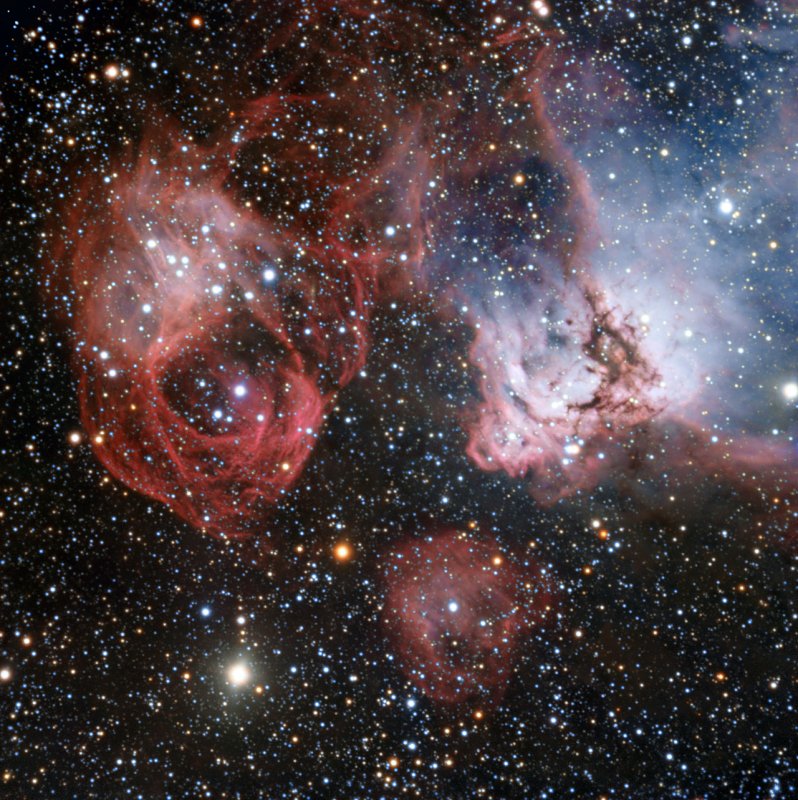 Wielki Obłok Magellana to jedna z najbliższych nam galaktyk. Astronomowie wykorzystali możliwości teleskopu VLT, aby zbadać obszar NGC 2035. Nowe zdjęcie przedstawia obłoki gazu i pyłu, które są kształtowane przez promieniowanie i wiatry wiejące z młodych gwiazd. Jednak po lewej stronie widoczne są włókna, które powstały podczas wybuchu supernowej. Źródło: ESO