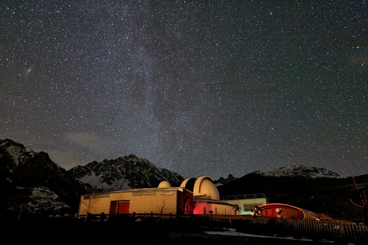 Piękne nocne niebo nad Obserwatorium Astronomicznym Aosta Valley w Saint-Barthelemy w gminie Nus we Włoszech. Tutaj w dniach 26-31 grudnia 2013 r. odbędzie się pierwszy Obóz Astronomiczny ESO. Źródło: P. Calcidese–Fondazione C. Fillietroz, ONLUS/ESO.