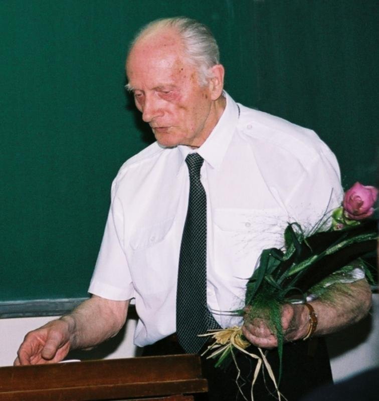 Prof. Antoni Opolski podczas wykładu wygłaszanego w trakcie uroczystości z okazji swoich 90 urodzin. Wrocław 2003.