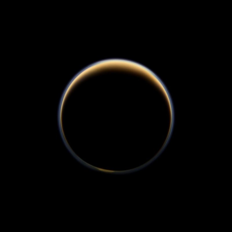 Promienie Słońca rozświetlają atmosferę Tytana – zdjęcie z satelity Cassini wykonane 6 czerwca 2012 r. Źródło: NASA/JPL-Caltech/Space Science Institute, sci.esa.int