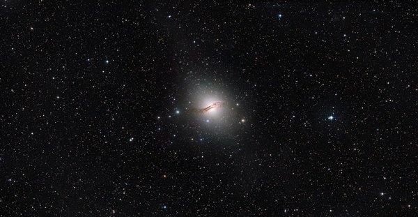 Na ilustracji: Fotografia pięknej galaktyki eliptycznej Centaurus A.