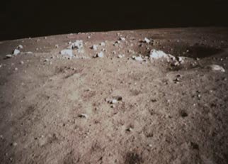 Krajobraz księżycowy otaczający lądownik Chang'e 3. Zdjęcie wykonano tuż po jego wylądowaniu na Księżycu, 14 grudnia 2013 roku. Źródło: CCTV