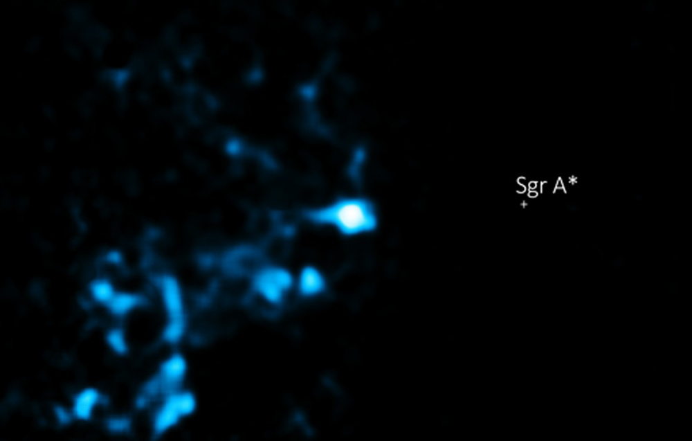 Według najnowszych badań supermasywna czarna dziura znajdująca się w centrum Drogi Mlecznej wykazała co najmniej dwa silne rozbłyski w ciągu kilku ostatnich stuleci. Dzięki obserwacjom rentgenowskim, które ukazują odrzucone chmury rozgrzanego gazu, naukowcy mogą dziś odtwarzać dawną aktywność tego obiektu. Zjawisko to znane jest jako echo świetlne. Źródło: Chandra X-ray Observatory ACIS Image 