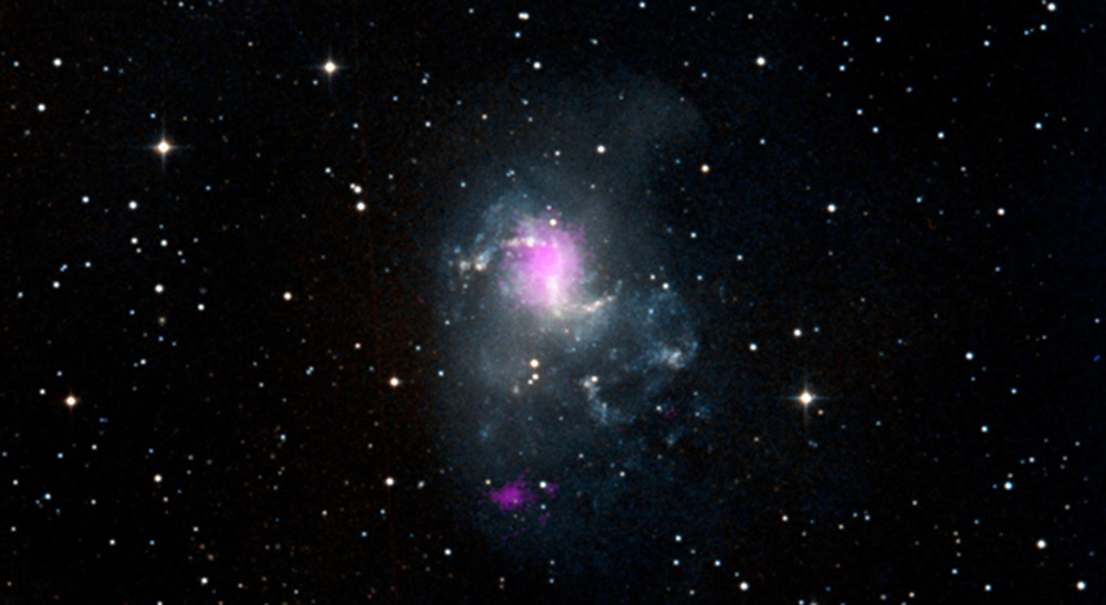 Fioletowe plamki oznaczają dwie czarne dziury w galaktyce spiralnej NGC 1313 (Topsy Turvy Galaxy). Obie należą do klasy obiektów znanych jako ULX. Również zaznaczone na fioletowo promieniowanie X zostało zmierzone przez Teleskop NASA NuSTAR. Dane z niego zostały nałożone na obraz optyczny z przeglądu Digitized Sky Survey. Źródło: NASA/JPL-Caltech/IRAP 