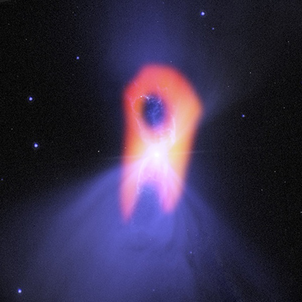 Widziana oczyma teleskopów ALMA Mgławica Bumerang, znana jako najchłodniejsze miejsce w Kosmosie, ujawnia swój ciekawy kształt. Widoczna w tle, niebieska struktura, zaobserwowana teleskopem Hubble'a, wykazuje obecność dwóch lobów połączonych dużo węższym obszarem centralnym. Możliwości obserwacyjne ALMA ujawniły nam ten obłok molekularny jako wydłużony, czerwonawy kształt. Źródło: Bill Saxton; NRAO/AUI/NSF; NASA/Hubble; Raghvendra Saha