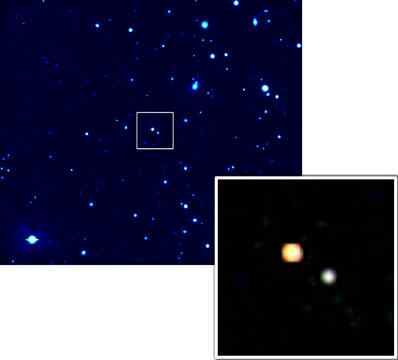 Obraz pary kwazarów z teleskopu Chandra (NASA/SAO/CXC/P.Green) w porównaniu z rozleglejszym obrazem uzyskanym w zakresie optycznym (NOAO).