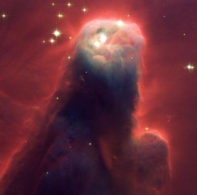 Nazywana Mgławicą Stożkową (NGC 2264) - w obserwacjach naziemnych ukazuje się w kształcie stożka. Olbrzymi filar gazu i pyłu znajduje się w turbulentnym obszarze formowania się nowych gwiazd. Zdjęcie pokazuje wierzchołek mgławicy o rozmiarze 2.5 lat świetlnych - taką odległość pokonalibyśmy podróżując na Księżyc i z powrotem 23 miliony razy. Cała mgławica ma długość 7 lat świetlnych i znajduje się w gwiazdozbiorze Jednorożca (Monoceros) w pasie Drogi Mlecznej w odległości 2500 lat świetlnych (NASA, ACS Scie