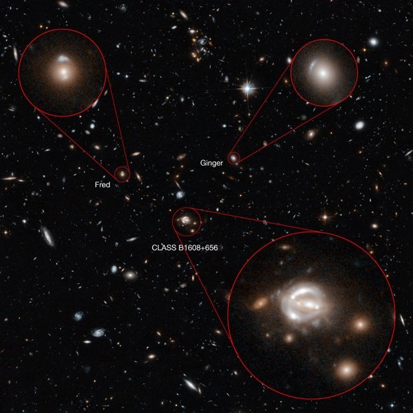 Większość galaktyk na tym zdjęciu z Teleskopu Hubble'a to członkowie wielkiej gromady galaktyk znanej jako CLASS B1608+656, położonej około 5 miliardów lat świetlnych stąd. Ale w polu znajdują się również inne obiekty – i dużo bliższe, i te o wiele dalsze – w tym dwie soczewki grawitacyjne, które mają tak dużą masę, że są w stanie odkształcić światło znajdujących się daleko za nimi tzw. źródeł tła. Źródło: NASA/ESA