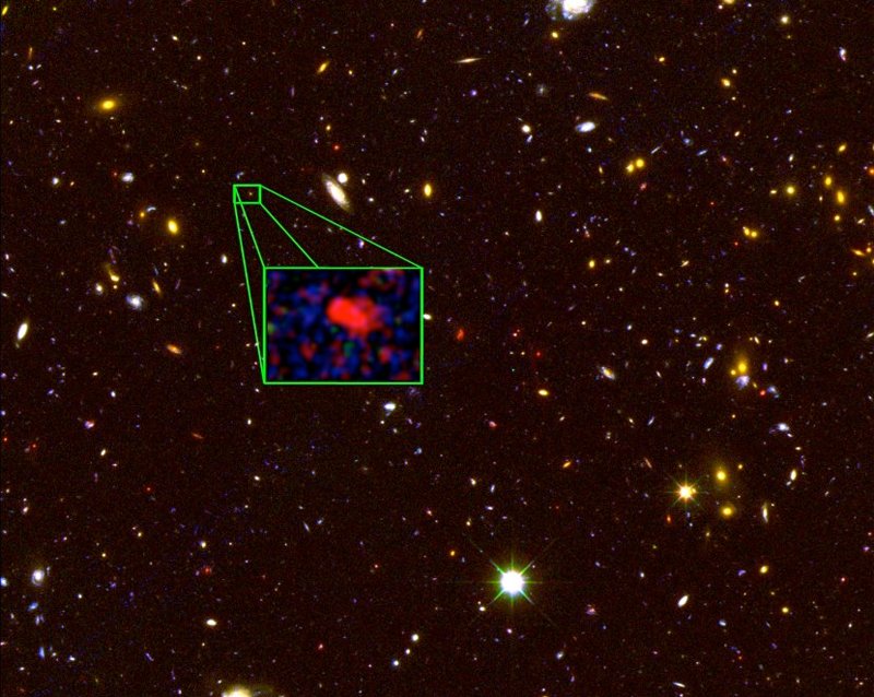 Zdjęcie z Kosmicznego Teleskopu Hubble’a, przedstawia zbliżenie na najbardziej odległą znaną galaktykę z8_GND_5296.  Źródło: V. Tilvi (Texas A&M), S. Finkelstein (UT Austin), the CANDELS team, and HST/NASA