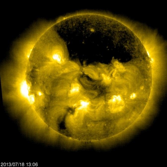 Kosmiczna sonda SOHO należąca do ESA i NASA wykonała zdjęcie ogromnej dziury koronalnej w okolicach północnego bieguna Słońca. Zdjęcie wykonano 18 lipca 2013 roku o godzinie 15:06 czasu polskiego. (Źródło: ESA & NASA/SOHO)