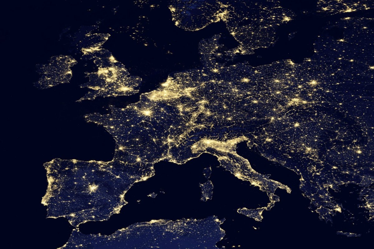 Europa w nocy widziana z kosmosu. Źródło: NASA