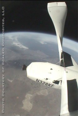 SpaceShipOne widziany ze swojej własnej kamery pokadowej. Pod nim Kalifornia. Fot. Scaled Composites 
