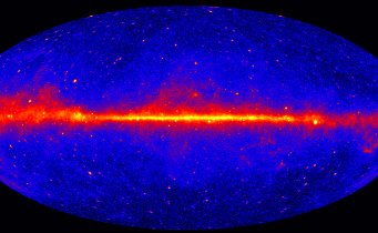 Mapa całego nieba w energiach powyżej 1 GeV, uzyskana w oparciu o pięć lat obserwacji satelity NASA - Fermi Gamma-ray Space Telescope. Jaśniejsze barwy odpowiadają silniejszym źródłom promieniowania gamma. Źródło: NASA / DOE / Fermi LAT Collaboration