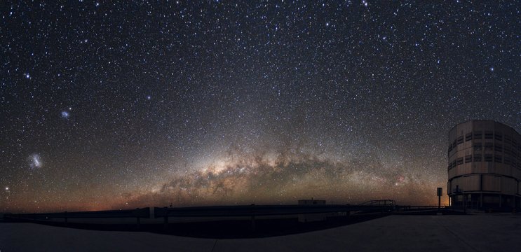 Wielki Obłok Magellana (LMC) leży około 160.000 lat świetlnych od nas, a Mały Obłok Magellana (SMC) znajduje się w odleglości około 200.000 lat świetlnych. Nowe symulacje pokazują, że LMC "ukradł" gwiazdy z SMC, gdy dwie galaktyki zderzyły 300 milionów lat temu. Obserwowany efekt mikrosoczewkowania grawitacyjnego spowodowany przez gwiazdy przechodzące do Wielkiego Obłoku Magellana z Małego Obłoku. Źródło: ESO/ Y. Beletsky