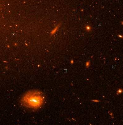 Zdjęcie wykonane przez Kosmiczny Teleskop Hubble'a ukazuje mały obszar przestrzeni z dużą grupą kilkunastu tysięcy galaktyk znajdujących się około 400 milionów lat świetlnych od Ziemi. Kwadratami oznaczono cztery bardzo liczne "osierocone" gromady gwiazd odkryte niedawno przez zespół astronomów kierowany przez dra Michaela West z Uniwersytetu Hawajskiego. Źródło: Dr. Michael J. West (University of Hawaii) 
