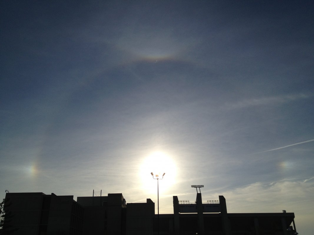 Halo słoneczne. Zdjecie wykonane smartphonem. Zaskakujące jest, że używając mało profesjonalnego sprzętu do zdjęć nieba, naświetliły się  słońca poboczne.  Zdjęcie zrobione 3 kwietnia 2013 w Springfield, Missouri (USA). Fot. Andrzej Baran