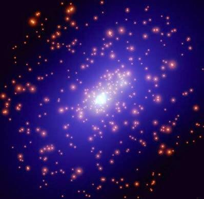 Mapa masy gromady galaktyk CL0024+1654 stworzona dzięki szczegółowym obserwacjom teleskopu Hubble'a. Niebieska część obrazu odpowiada mapie rozkładu ciemnej materii, czerwona (pomarańczowa) część to obraz świecącej materii - galaktyki w gromadzie. Źródło: European Space Agency, NASA, Jean-Paul Kneib (Observatoire Midi-Pyrénées, France/Caltech, USA)