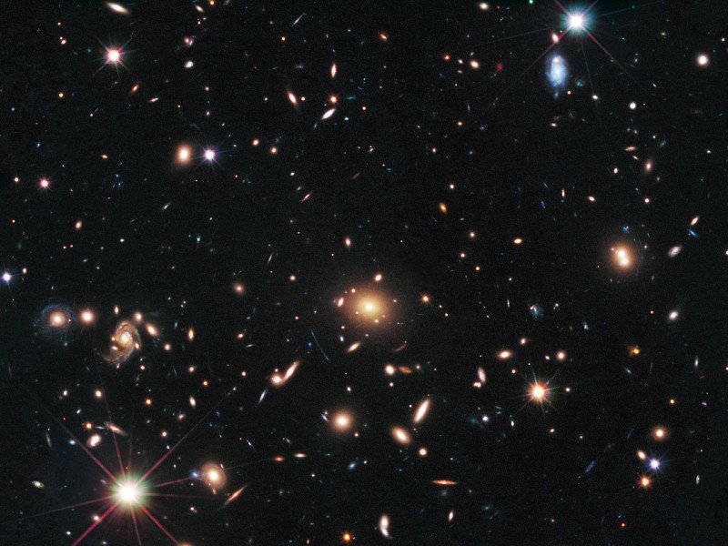 Odległe wybuchające gwiazdy obserwowane przez Hubble Space Telescope dostarczają astronomom potężne narzędzie badawcze. Wiedząc jak wygląda niewzmocniony obraz supernowych typu Ia i mając ich wzmocniony na skutek soczewkowania grawitacyjnego obraz, można  obliczyć rozkład materii w obiekcie wywołującym soczewkowanie, czyli w gromadzie galaktyk.