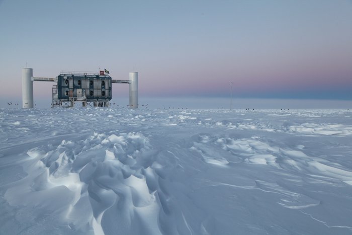 Laboratorium IceCube na Antarktydzie.  Pozostały 1km sześcienny laboratorium znajduje się pod ziemią. Zdjęcie dzięki uprzejmości Svena Lidstroma (IceCube/NSF).