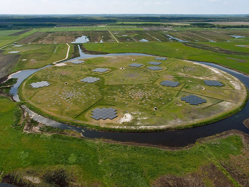 Skupisko anten LOFAR w Holandii. Źródło: Wikipedia