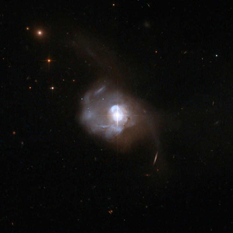 Optyczny obraz jasnej galaktyki Markarian 231 wykonany przez Kosmiczny Teleskop Hubble'a. Obserwacje w podczerwieni na linii OH pokazały obecność silnego wiatru wiejącego z centralnych obszarów. Najnowsze badania przedstawiają analizę takich wiatrów dla łącznie 24 galaktyk. Źródło: NASA/Hubble